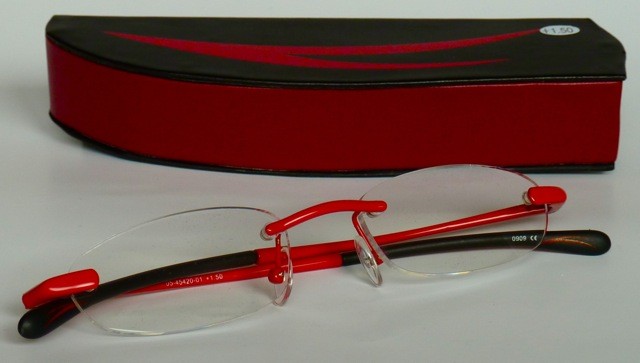 Sportive rote Fertiglesebrille