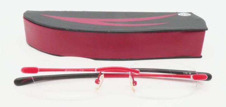 Sportive rote Fertiglesebrille